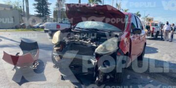 Conductor choca, intenta huir y vuelve a impactarse en Altamira, Tamaulipas