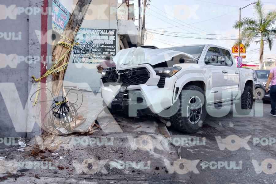 Conductor destroza su camioneta Tacoma al impactarse contra poste de teléfonos en Ciudad Madero, Tamaulipas