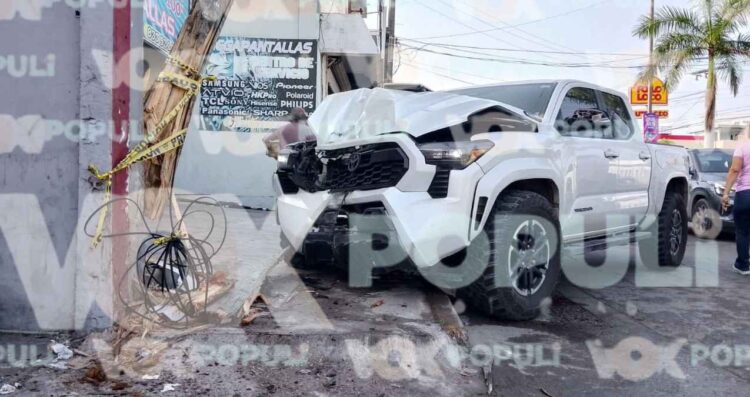 Conductor destroza su camioneta Tacoma al impactarse contra poste de teléfonos en Ciudad Madero, Tamaulipas