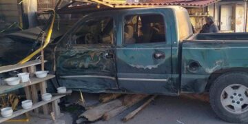 Conductor en presunto estado de ebriedad se impacta contra puesto de flores en Reynosa, Tamaulipas