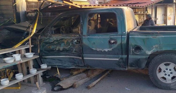 Conductor en presunto estado de ebriedad se impacta contra puesto de flores en Reynosa, Tamaulipas