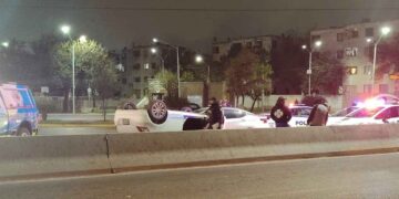 Conductor pierde el control, vuelca y choca contra otro vehículo en San Nicolás, Nuevo León