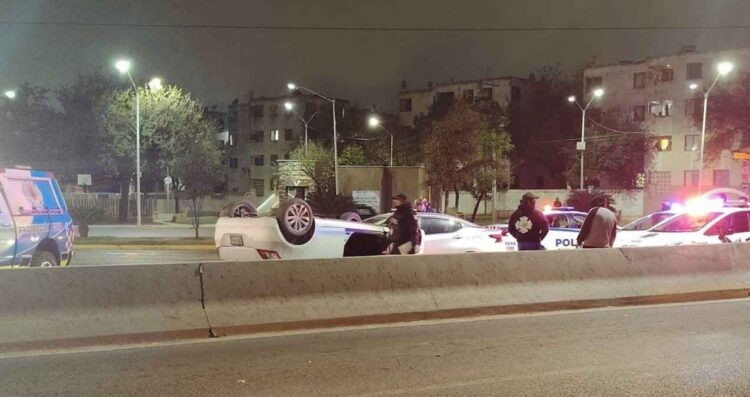 Conductor pierde el control, vuelca y choca contra otro vehículo en San Nicolás, Nuevo León