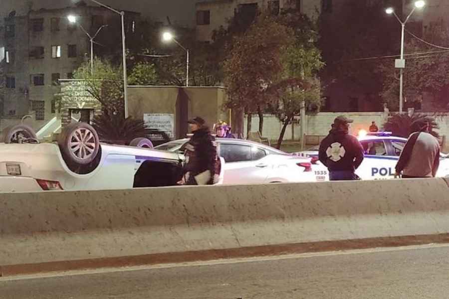 Conductor pierde el control, vuelca y choca contra otro vehículo en San Nicolás, Nuevo León