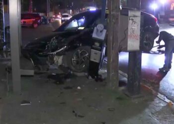 Conductor pierde el control y atropella a hombre en parada de camión en Guadalupe, NL