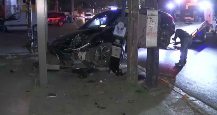 Conductor pierde el control y atropella a hombre en parada de camión en Guadalupe, NL