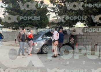 Conductor pierde el control y choca contra barda de vivienda en Altamira, Tamaulipas