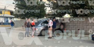 Conductor pierde el control y choca contra barda de vivienda en Altamira, Tamaulipas