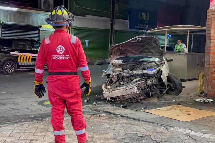 Conductor queda herido tras protagonizar choque múltiple en el Centro de Monterrey, NL