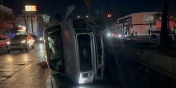 Conductor vuelca en Avenida Madero en el Centro de Monterrey tras chocar