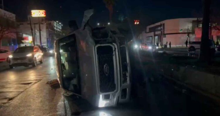 Conductor vuelca en Avenida Madero en el Centro de Monterrey tras chocar