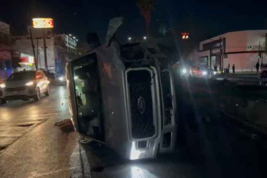 Conductor vuelca en Avenida Madero en el Centro de Monterrey tras chocar