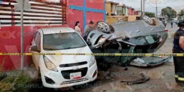 Conductora choca contra varios autos estacionados y termina volcada en Altamira, Tamaulipas