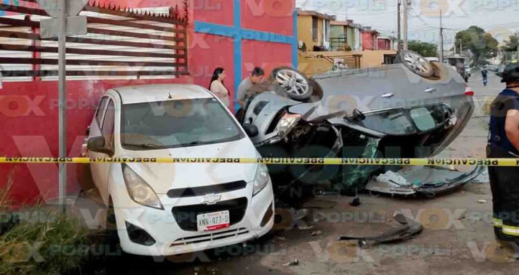 Conductora choca contra varios autos estacionados y termina volcada en Altamira, Tamaulipas