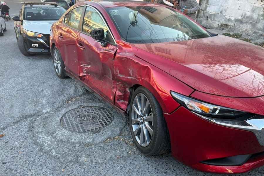 Conductora resulta lesionada tras chocar en Santa Catarina, Nuevo León