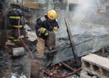 Corto circuito provoca incendio en taller de carpintería en Altamira, Tamaulipas