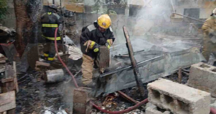 Corto circuito provoca incendio en taller de carpintería en Altamira, Tamaulipas