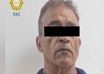 Sujeto agrede a reportero y peatón