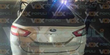 Ebrio choca contra autobús y abandona su auto en Tampico, Tamaulipas