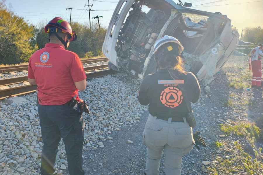 Fatal accidente entre tren y transporte deja 2 muertos en Pesquería, NL