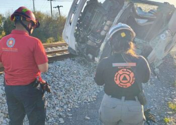 Fatal accidente entre tren y transporte deja 2 muertos en Pesquería, NL