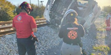 Fatal accidente entre tren y transporte deja 2 muertos en Pesquería, NL