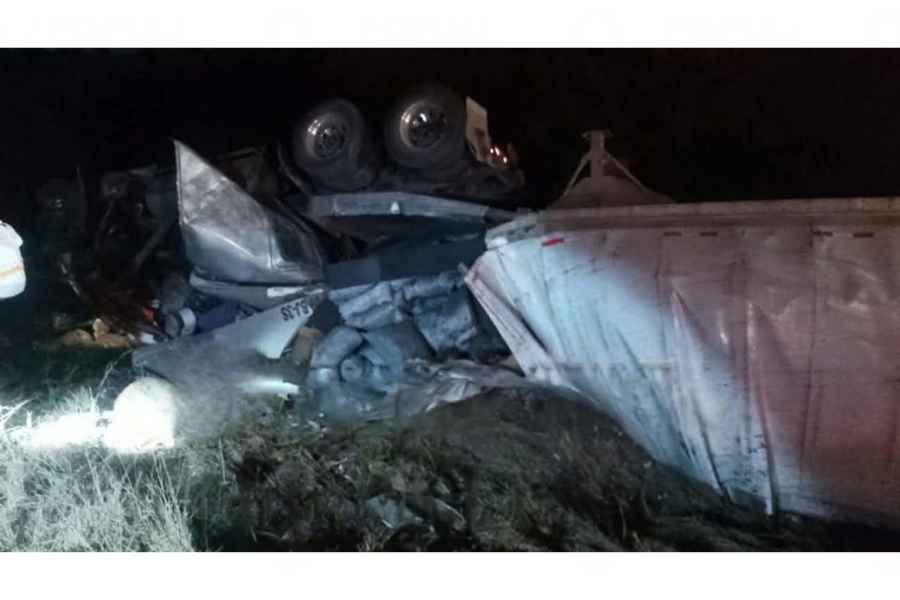 Fatal volcadura de tráiler en Anillo Periférico de Cadereyta, Nuevo León, deja al operador sin vida