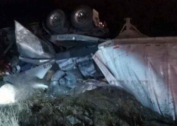 Fatal volcadura de tráiler en Anillo Periférico de Cadereyta, Nuevo León, deja al operador sin vida