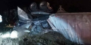 Fatal volcadura de tráiler en Anillo Periférico de Cadereyta, Nuevo León, deja al operador sin vida