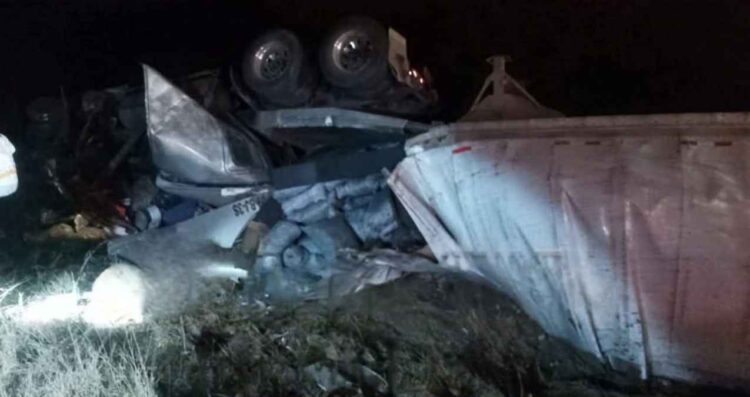 Fatal volcadura de tráiler en Anillo Periférico de Cadereyta, Nuevo León, deja al operador sin vida