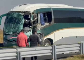 Fuerte choque de autobús deja dos muertos y diez lesionados en el Estado de México