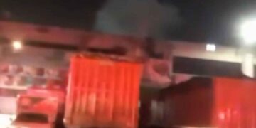 Fuerte incendio consume bodega en el mercado de San Nicolás, Nuevo León