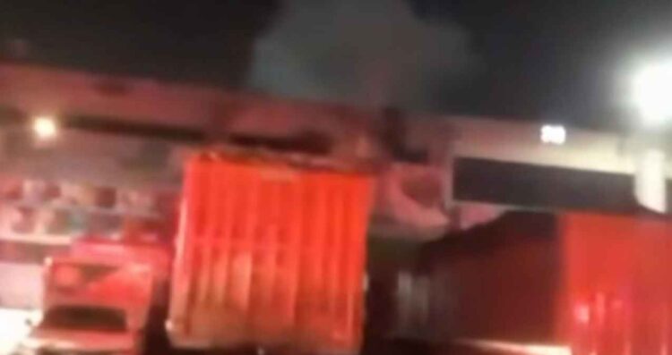 Fuerte incendio consume bodega en el mercado de San Nicolás, Nuevo León