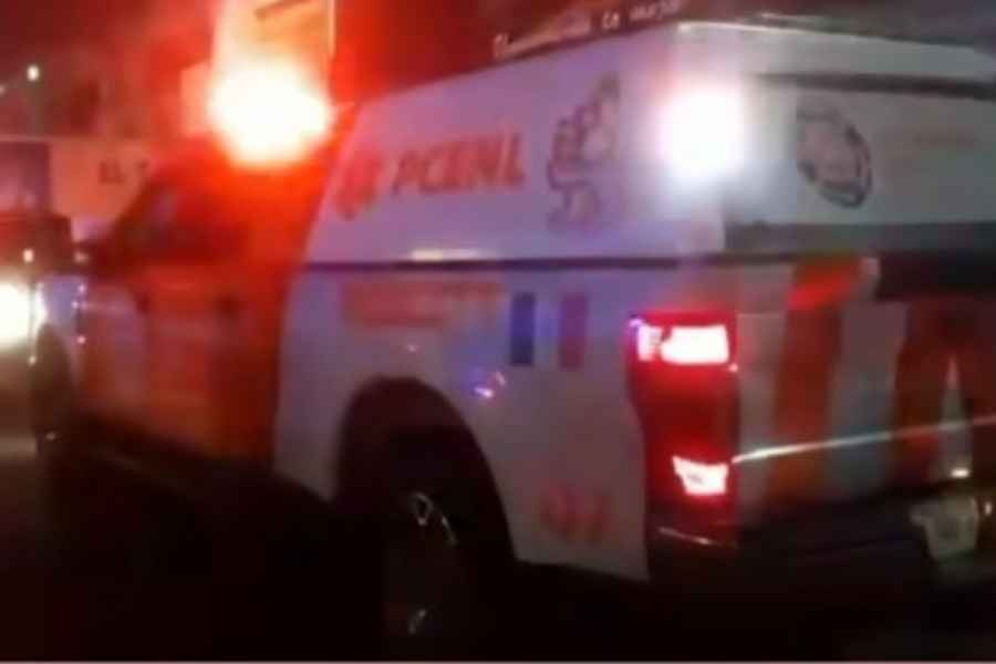 Fuerte incendio consume bodega en el mercado de San Nicolás, Nuevo León