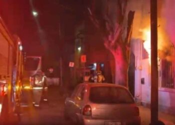 Fuerte incendio dentro de vecindad moviliza a cuerpos de emergencia en Monterrey, Nuevo León