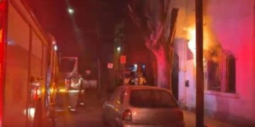 Fuerte incendio dentro de vecindad moviliza a cuerpos de emergencia en Monterrey, Nuevo León