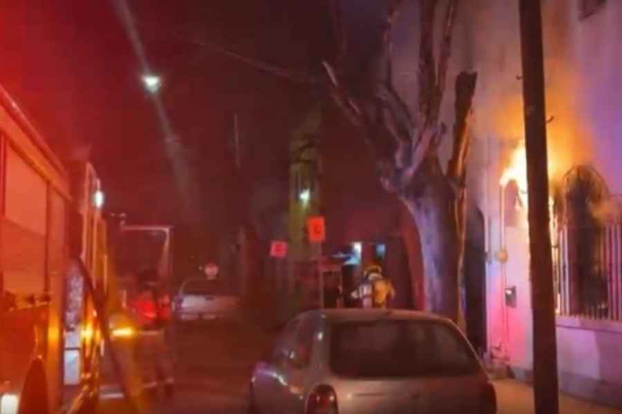Fuerte incendio dentro de vecindad moviliza a cuerpos de emergencia en Monterrey, Nuevo León