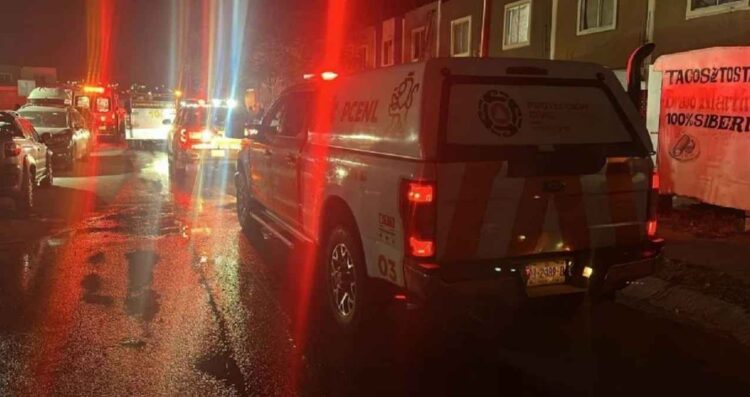 Fuerte incendio en una vivienda moviliza a bomberos en García, Nuevo León
