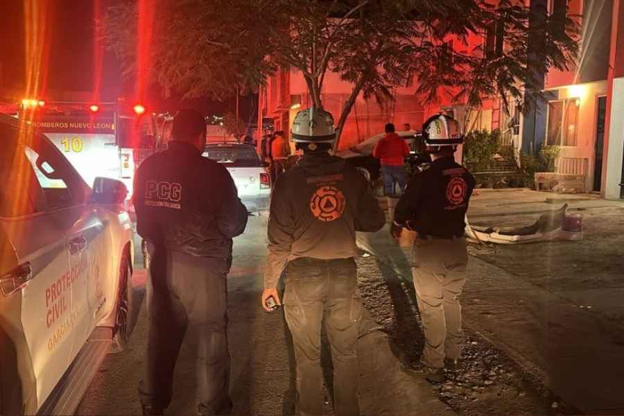 Fuerte incendio en una vivienda moviliza a bomberos en García, Nuevo León