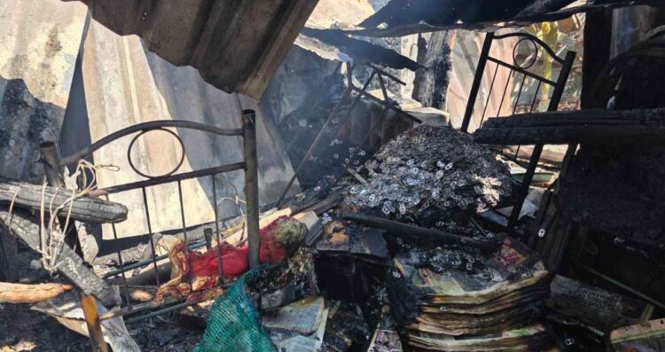 Fuerte incendio en vivienda en Victoria