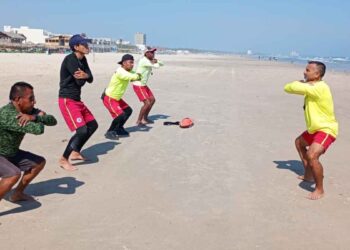 Guardavidas se preparan para Semana Santa en la Playa Miramar de Madero, Tamaulipas