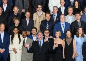 Guillermo del Toro destaca en foto oficial del Luncheon de nominados al Oscar