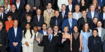 Guillermo del Toro destaca en foto oficial del Luncheon de nominados al Oscar