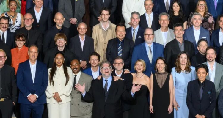 Guillermo del Toro destaca en foto oficial del Luncheon de nominados al Oscar