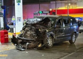 Hombre ebrio choca, atropella a un peatón y termina estrellándose contra una gasolinera en la Ciudad de México