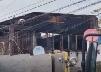 Incendio consume por completo vivienda de dos pisos en Colonia Tierra Propia 2 en Guadalupe, NL