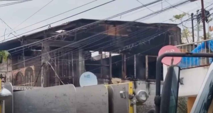 Incendio consume por completo vivienda de dos pisos en Colonia Tierra Propia 2 en Guadalupe, NL