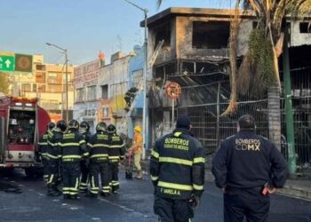 Incendio consume taller automotriz en el norte de la Ciudad de México