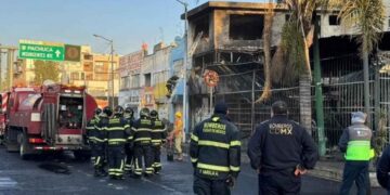 Incendio consume taller automotriz en el norte de la Ciudad de México