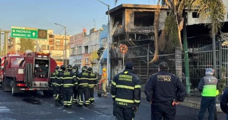 Incendio consume taller automotriz en el norte de la Ciudad de México